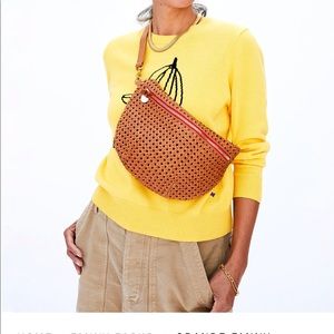 Clare V Grande Fanny
Tan Rattan